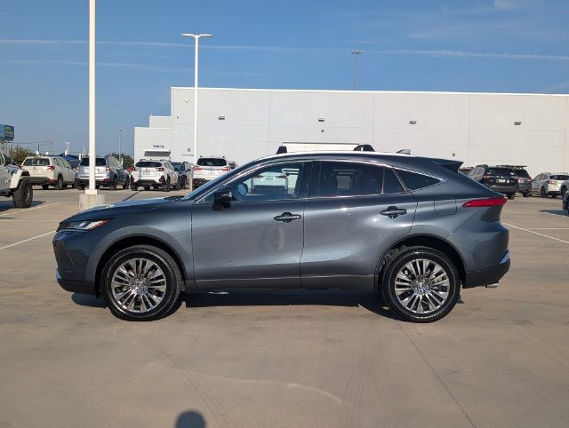 Used 2024 Toyota Venza XLE AWD/4WD image 3