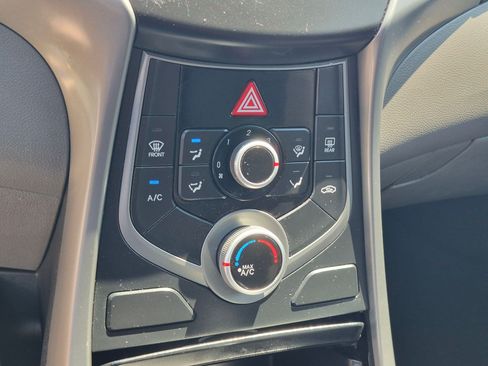 Used 2015 Hyundai Elantra SE FWD image 21
