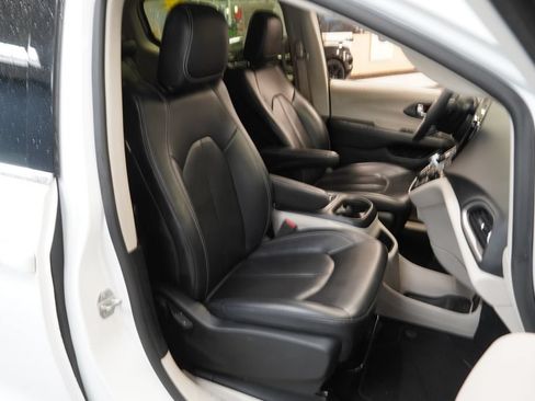 Used 2023 Chrysler Pacifica Touring-L FWD image 21