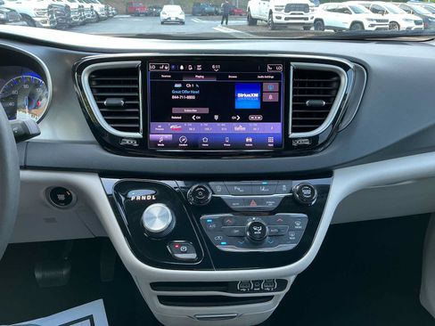 Used 2023 Chrysler Pacifica Touring-L FWD image 18