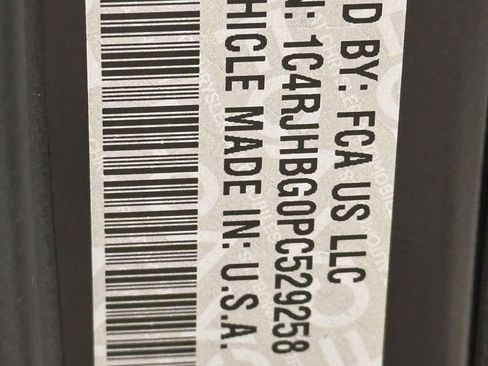 Used 2023 Jeep Grand Cherokee Limited w/ Black Appearance Package image 36