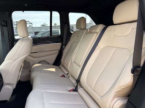 Used 2025 Jeep Grand Cherokee Limited w/ Luxury Tech Group II image 30