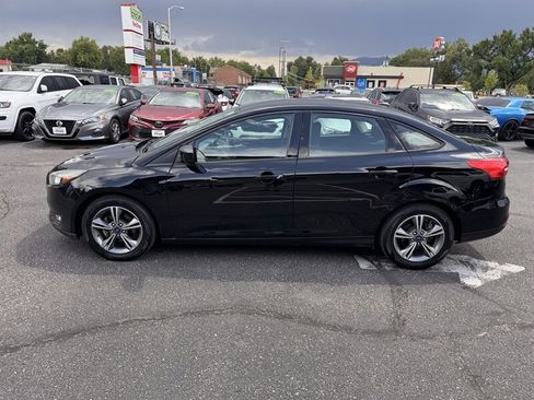 Used 2018 Ford Focus SE w/ SE Appearance Package FWD image 4