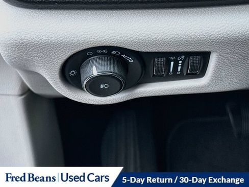 Used 2023 Chrysler Pacifica Touring-L FWD image 15