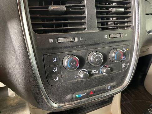 Used 2020 Dodge Grand Caravan SXT FWD image 7
