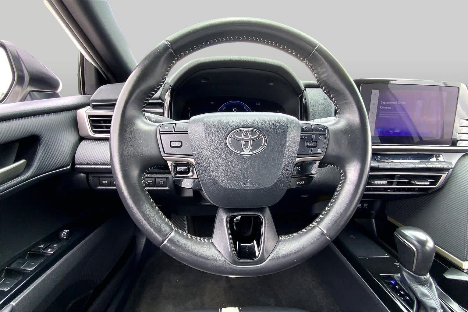 Used 2025 Toyota Camry SE FWD image 6