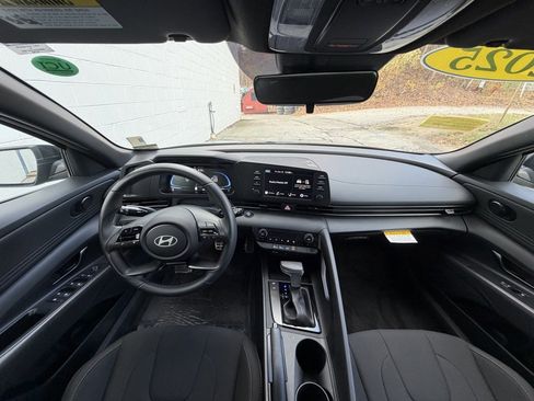 Used 2025 Hyundai Elantra Sport image 10