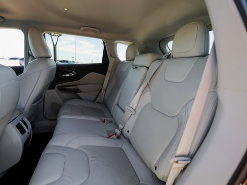 Used 2019 Jeep Cherokee Limited image 23