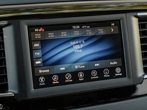 Used 2019 Chrysler Pacifica Touring-L image 6