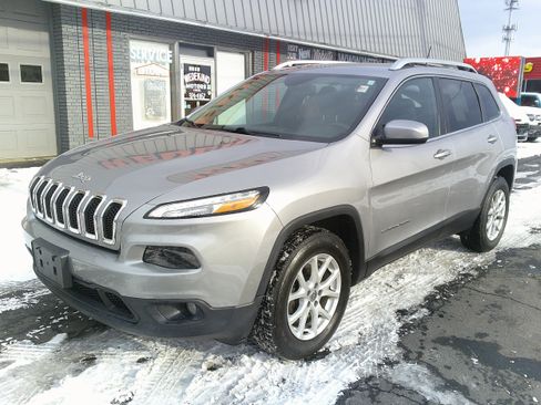 Used 2018 Jeep Cherokee Latitude Plus w/ Cold Weather Group image 11