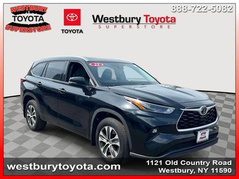 Used 2022 Toyota Highlander XLE image 1