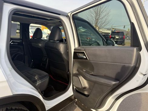 Used 2024 Mitsubishi Outlander Ralliart image 17