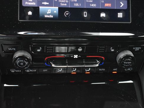 Used 2025 Jeep Grand Cherokee Laredo w/ Luxury Tech Group I AWD/4WD image 28