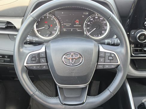 Used 2023 Toyota Highlander XLE FWD image 18