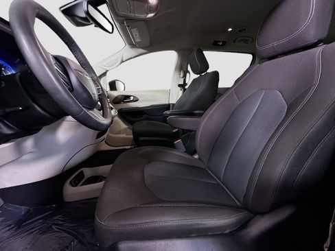 Used 2023 Chrysler Voyager LX FWD image 22