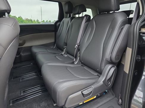 New 2026 Kia Carnival FWD image 6