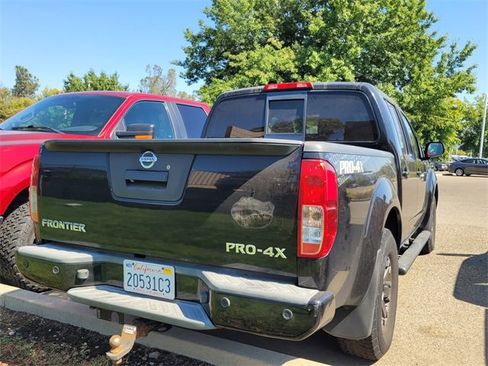 Used 2016 Nissan Frontier PRO-4X image 2