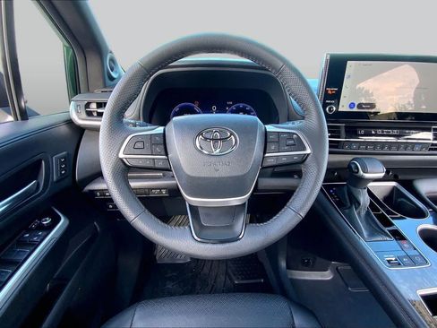 Used 2026 Toyota Sienna Limited FWD image 6