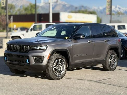 Used 2022 Jeep Grand Cherokee Trailhawk w/ Advanced Protech Group II AWD/4WD image 3