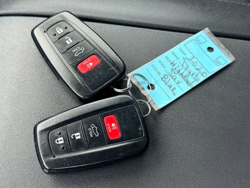 Used 2020 Toyota Highlander XLE FWD image 59