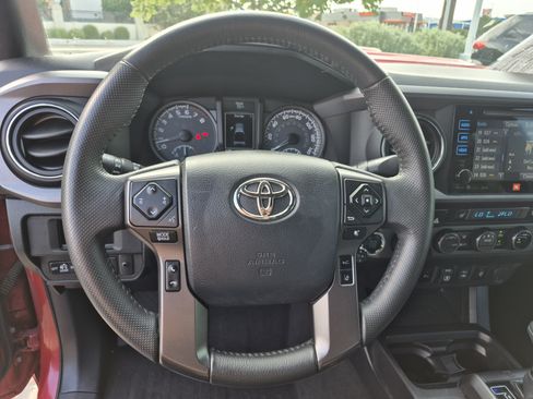 Used 2018 Toyota Tacoma TRD Sport AWD/4WD image 9
