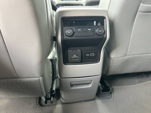 Used 2023 GMC Acadia SLT FWD image 23