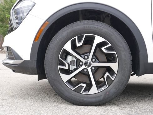 Certified 2025 Kia Sportage EX AWD/4WD image 11