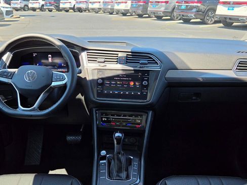 Certified 2023 Volkswagen Tiguan SE w/ Panoramic Sunroof Package FWD image 60