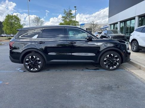 Certified 2025 Kia Sorento EX w/ Panoramic Sunroof Package image 5