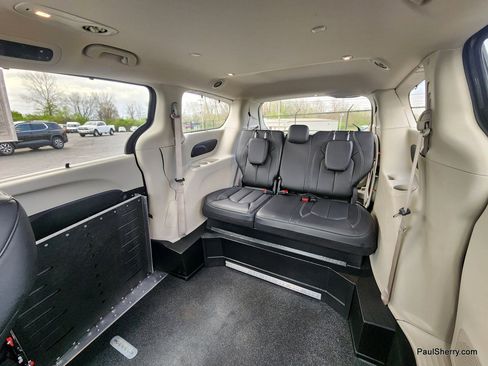 Used 2022 Chrysler Pacifica Touring-L FWD image 4