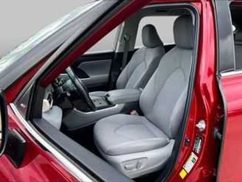 Used 2022 Toyota Highlander LE FWD image 14