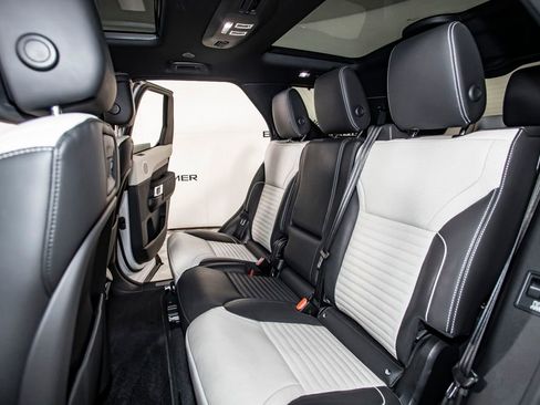 Used 2023 Land Rover Discovery Metropolitan Edition image 17