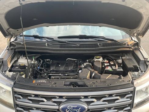 Used 2018 Ford Explorer XLT w/ Equipment Group 202A AWD/4WD image 12