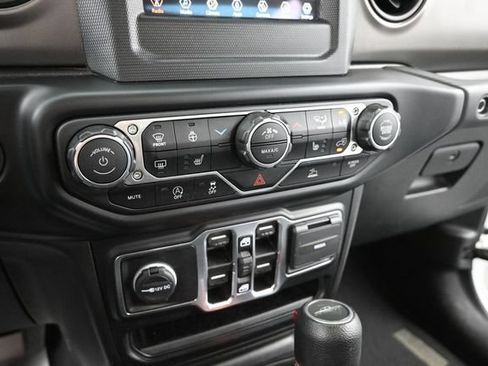 Used 2022 Jeep Gladiator Sport AWD/4WD image 32