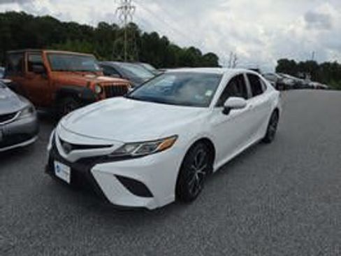 Used 2018 Toyota Camry SE w/ Convenience Package FWD image 1