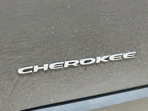 Used 2016 Jeep Cherokee Latitude w/ Cold Weather Group AWD/4WD image 18