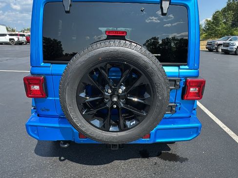 Used 2022 Jeep Wrangler Unlimited Sahara AWD/4WD image 28