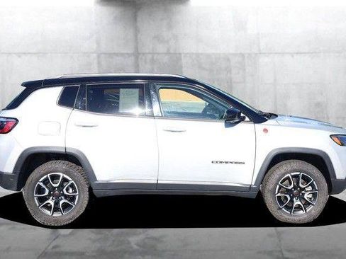 Used 2025 Jeep Compass Trailhawk AWD/4WD image 5