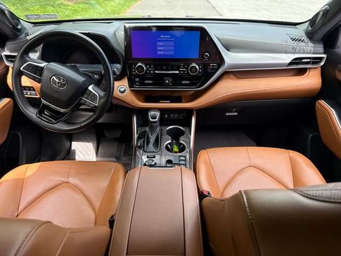 Used 2023 Toyota Highlander Platinum AWD/4WD image 19