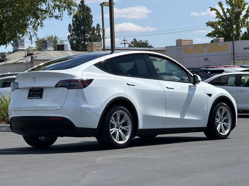 Used 2022 Tesla Model Y Long Range AWD/4WD image 2