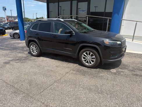 Used 2019 Jeep Cherokee Latitude w/ Cold Weather Group AWD/4WD image 4