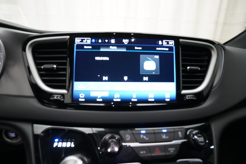 Used 2025 Chrysler Pacifica Select FWD image 6