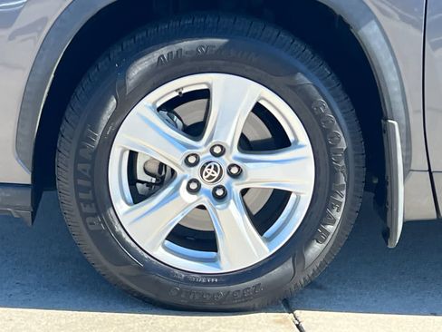 Used 2021 Toyota Highlander L FWD image 27