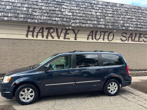 Used 2009 Chrysler Town & Country Touring FWD image 1