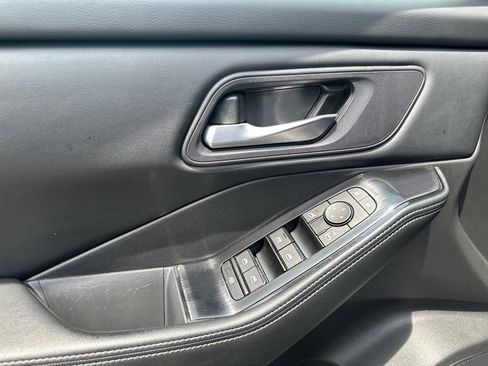 Used 2024 Nissan Rogue SV image 6