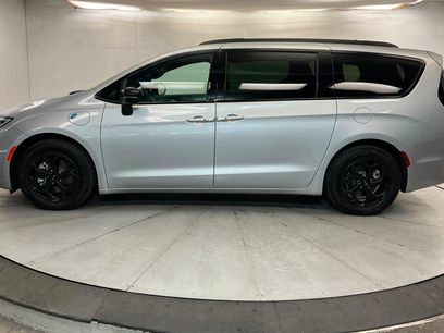 Used 2024 Chrysler Pacifica Premium