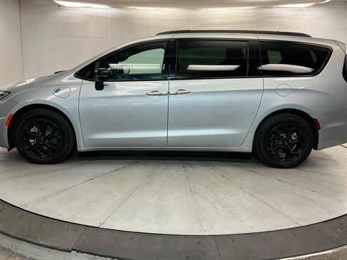 Used 2024 Chrysler Pacifica Premium FWD image 2