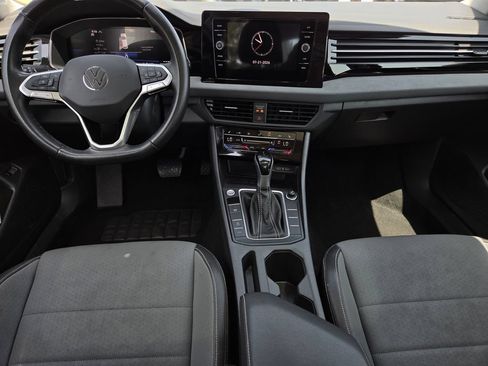 Used 2025 Volkswagen Jetta SE FWD image 9