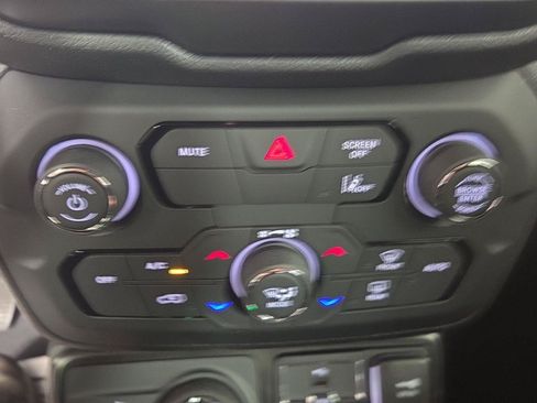 Used 2023 Jeep Renegade Latitude w/ Premium Group AWD/4WD image 11