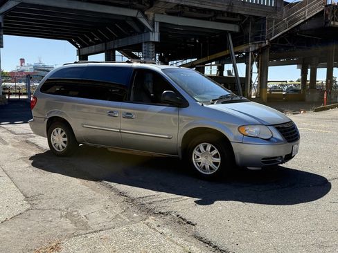 Used 2006 Chrysler Town & Country Touring image 14
